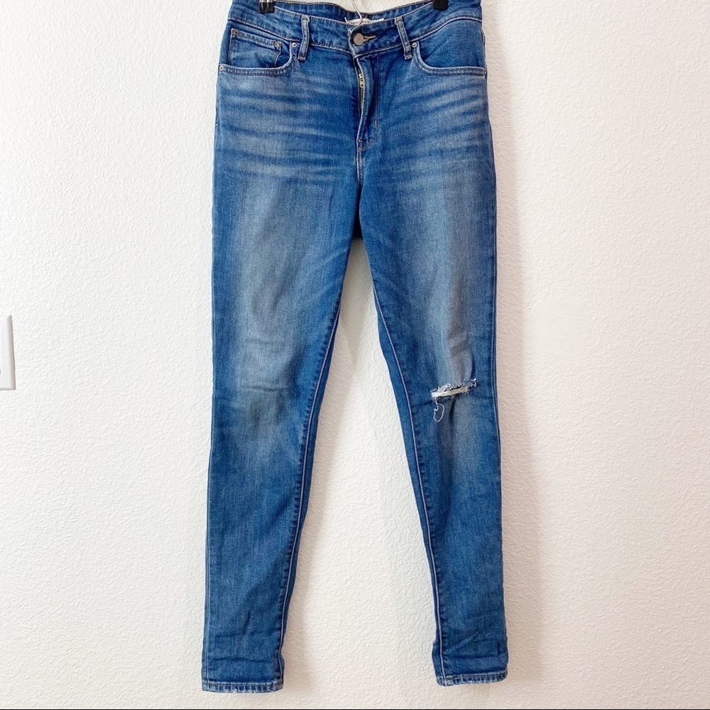 Levi’s- 721 High Rise Skinny Jeans Knee Distressing Size 28